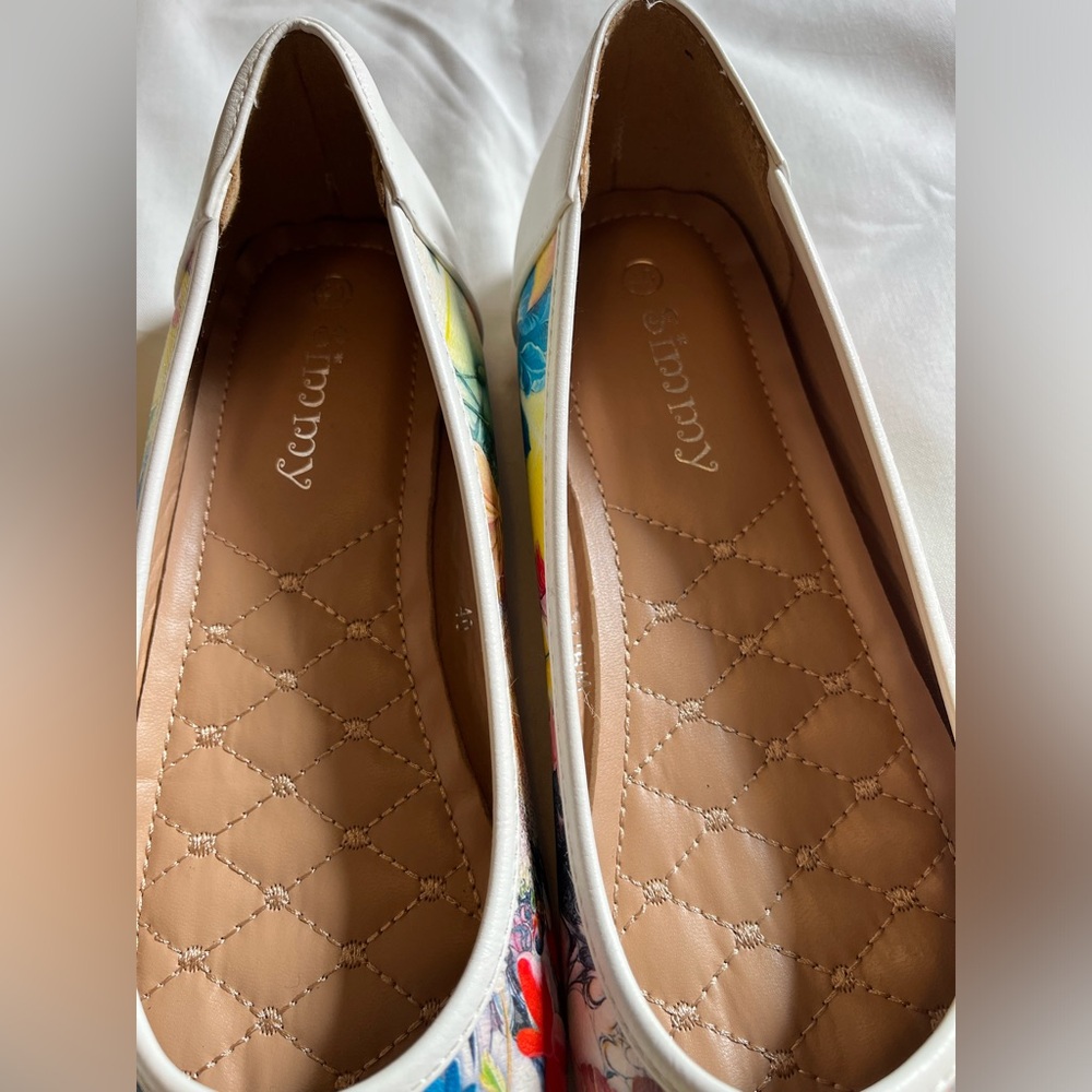 White Floral Ballet Flats in Gorgeous Asymmetrical Floral Design, like new - Picture 10 of 13